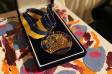 766406_Primátor Pavel Bém obdržel medaili „Nositel pochodně“ World Harmony Run