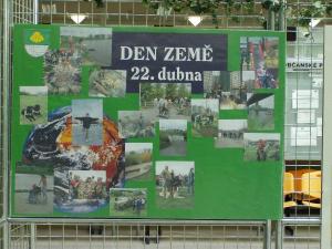 Výstava výtvarných prací žáků ZŠ, ZUŠ a speciální školy v Kolíně na radnici MČ Prahy 13 ve Stodůlkách ke Dni Země 2004.