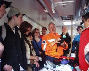Seznámení s vybavením sanitního vozu pražské záchranné služby
