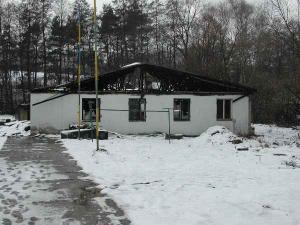 Požárem zničená budova ragbyového klubu v Petrovicích.