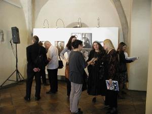 22. 4. zahájení výstavy Portrét české společnosti na prahu Evropy v Křížové chodbě Staroměstské radnice