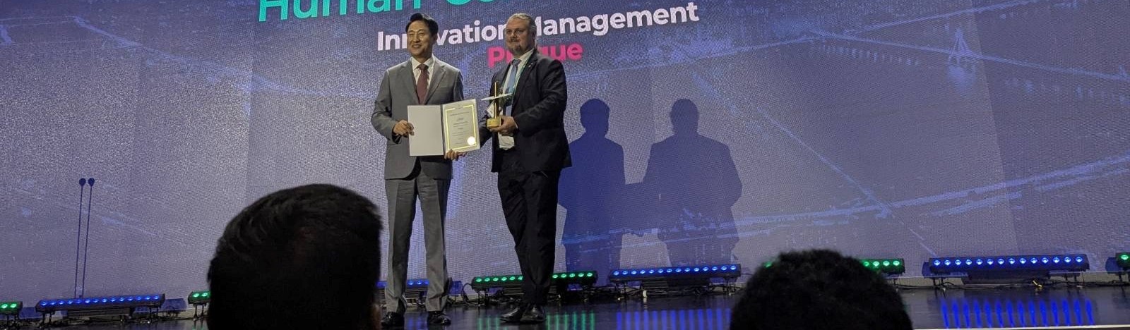 Předání ceny pro Prahu na konferenci Smart Life Week 2025