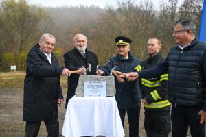 Poklepání na základní kámen hasičské zbrojnice v Nebušicích