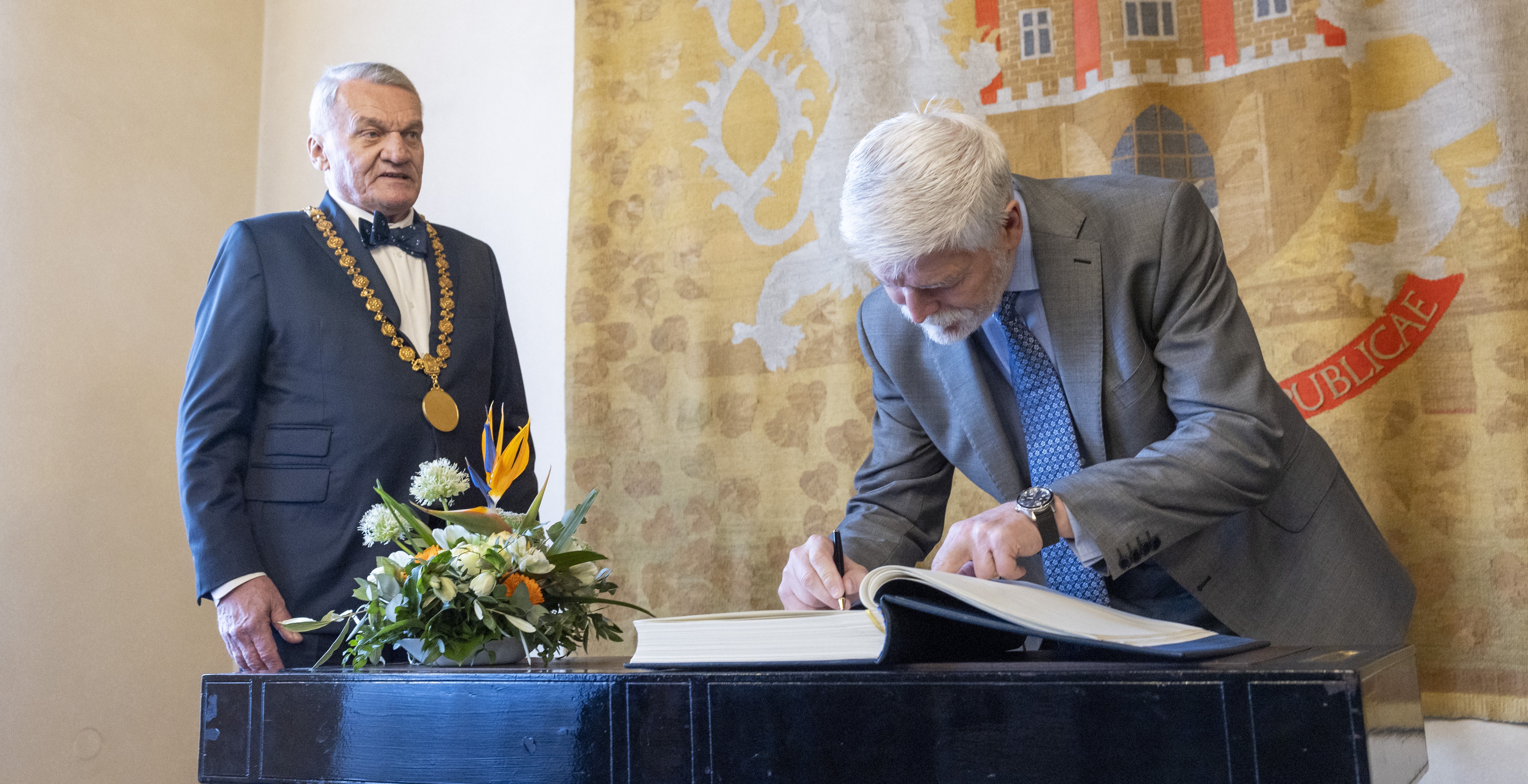 Prezident Petr Pavel se podepsal do Pamětní knihy Prahy