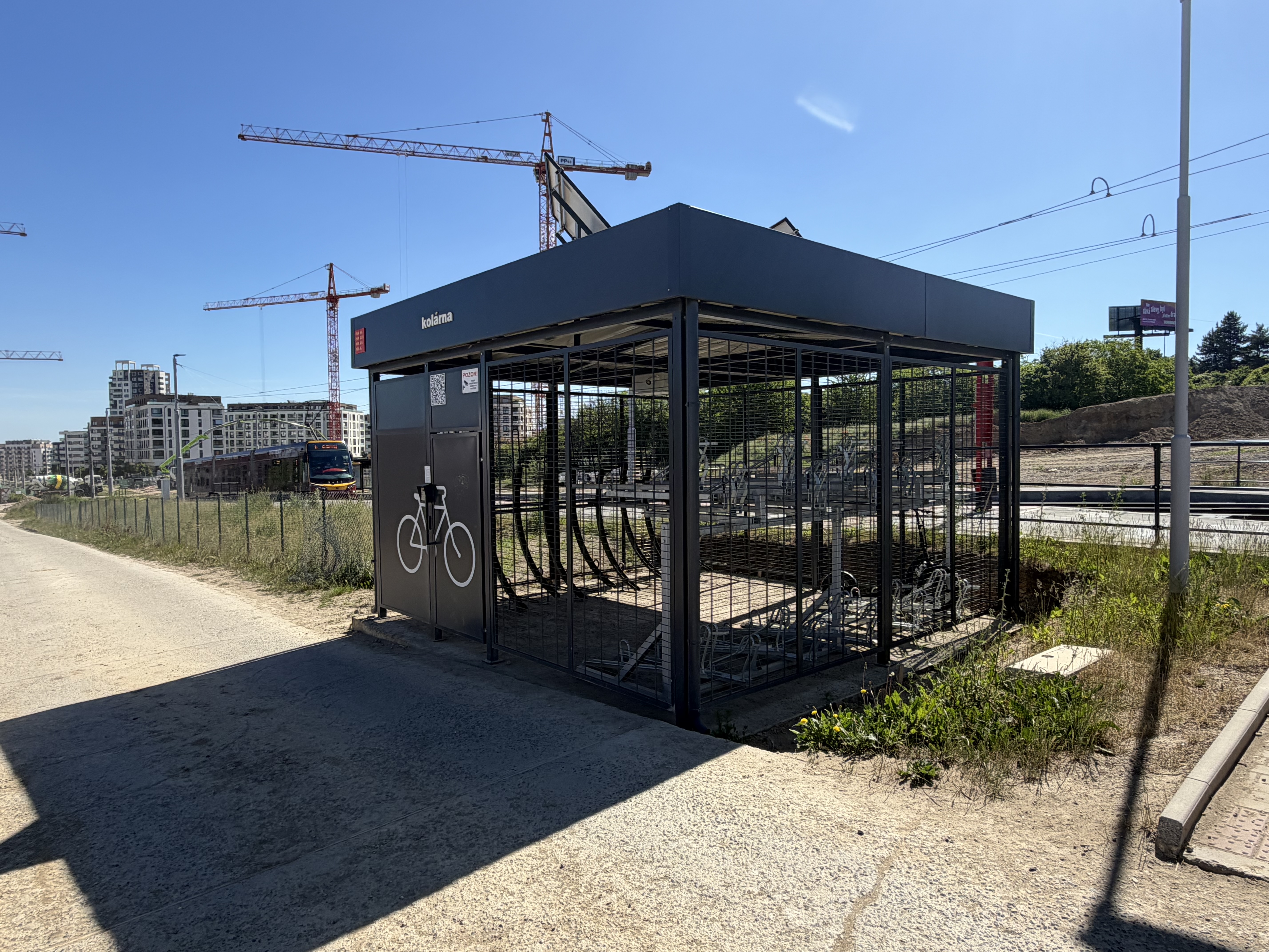 Veřejná kolárna u tramvajové zastávky Holyně