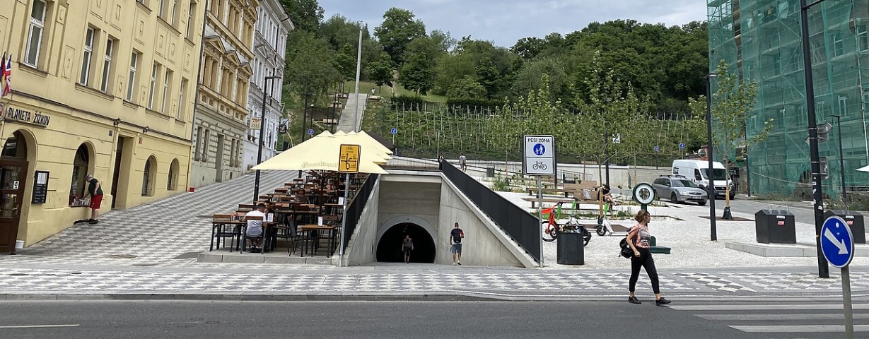 Vyústění na Tachovské náměstí na Žižkově