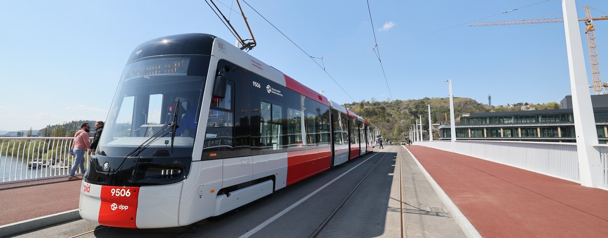 Ilustrační foto - tramvaj na Dvoreckém mostě