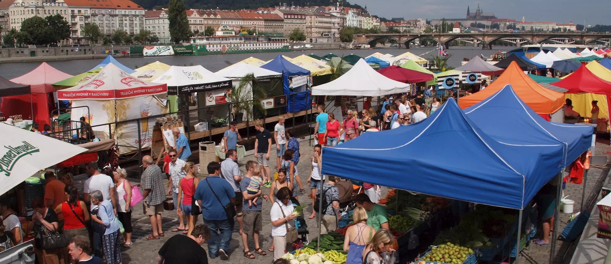 Farmářské tržiště na náplavce