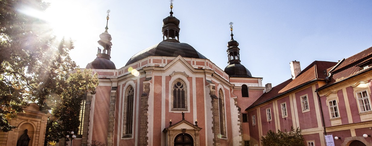 Kostel Nanebevzetí P. Marie a sv. Karla Velikého na Karlově