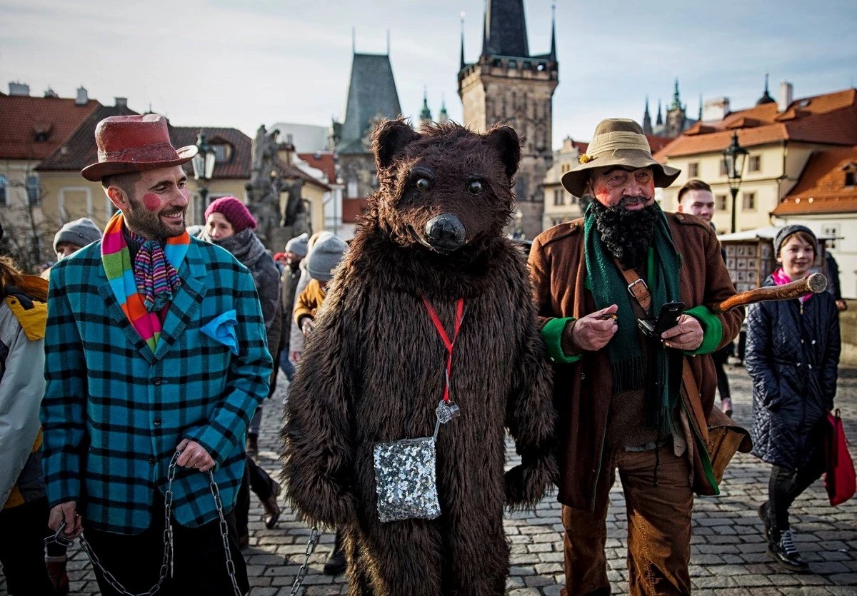 Malostranský masopust - průvod na Karlově mostě