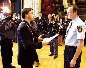 Foto MP 4 - Dalším "Strážníkem roku 2002" je Karel Kreuzer.