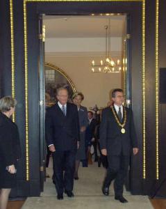 foto - Král Albert II. vchází za doprovodu primátora Jana Kasla do Brožíkova sálu (v pozadí královna Paola)