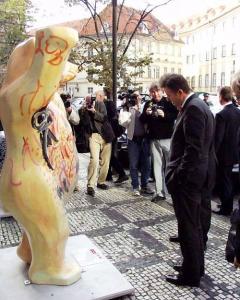 FOTO - I druhý Berlínský medvěd vzbudil před budovou magistrátu na Mariánském náměstí pozornost
