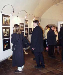 FOTO - Výstava je otevřena v Křížové chodbě a v Rytířském sále Staroměstské radnice...