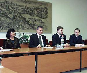 foto - Tiskové konference v Radničním klubu Staroměstské radnice se spolu s primátorem Janem Kaslem a starostou Gundarsem Bojarsem zúčastnila také velvyslankyně Lotyšské