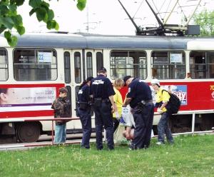FOTO - Sběr začal hned u konečné tramvaje...