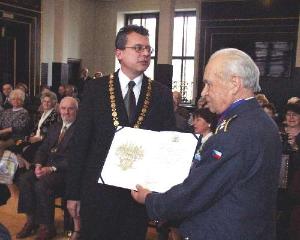 Pamětní list "Čestného občana hl. m. Prahy" v rukou genmjr. Aloise Šišky