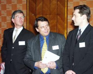 Náměstek primátora Jiří Paroubek, zástupce EIB Jean Vrla (vlevo) a Martin Bartyzal z Deutsche Bank Praha