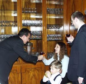 Primátor Jan Kasl si s hosty připíjel tradičně červeným vínem, maminky zvolily raději džus.