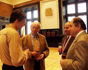 Zástupci pražské radnice diskutují s dr. Šedivým a Jiřím Novotným (z Matematicko-fyzikální fakulty v Praze)