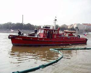 Foto -... mezitím byla přivolána požární loď FLORIÁN s potapěči