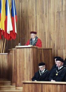 FOTO - Prof. Wilhelm ve svém projevu na závěr poděkoval všem, kteří svůj čas, schopnosti a energii věnují univerzitě
