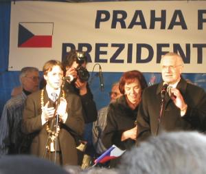 FOTO - Na pódiu uvítal prezidenta Václava Klause s manželkou Livií pražský primátor Pavel Bém