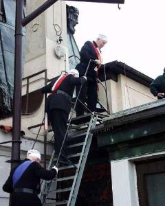 foto - Kominíci zakončili svou návštěvu u pražského primátora stylově - na střeše.