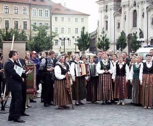 FOTO - ... i čas k zastavení na Staroměstském náměstí, kde právě zpíval a tančil lotyšský folklorní soubor