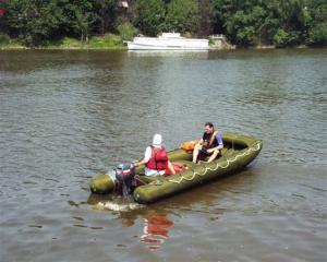FOTO - Ukázka vybavení říční jednotky MP - jeden raft na vodě...