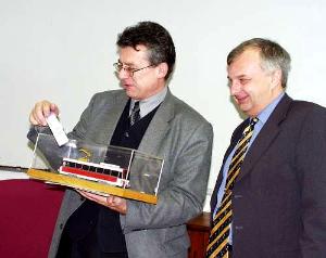 foto - Na závěr návštěvy předali zástupci podniku Janu Kaslovi jako dárek model tramvaje