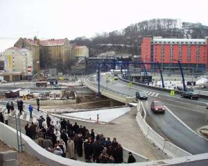 Pohled shora na obě nájezdové rampy do Strahovského tunelu - v pozadí hotel Mövenpick