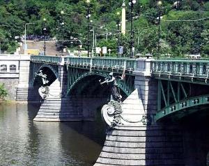 FOTO - Oprava slavnostní výzdoby mostu Svatopluka Čecha se připravuje a má být hotova v příštím roce