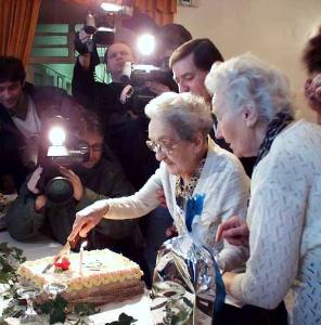 Foto 2: Narozeninový dort nakrojila oslavenkyně přesně a rovně, ruka se jí ani nezatřásla.