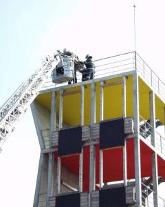 FOTO - Na vysokozdvižnou plošinu ukládají hasiči nosítka se &#34;zraněným&#34;...
