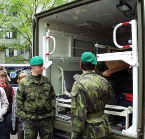 f3 - Vojenská sanitka je připravena pomáhat i civilistům.