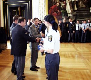 Dva strážníci a dvě strážnice obdrželi medaili &#34;Za statečnost&#34;.