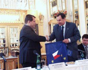 FOTO -... kde Ramiro Cibrian předal náměstkovi primátora Jiřímu Paroubkovi vlajku EU jako symbol budoucího členství ČR a Prahy v EU