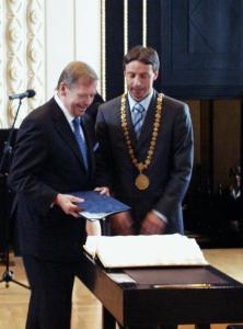 FOTO - ... a primátor jej požádal o podpis do Zlaté knihy města Prahy ...