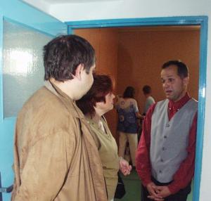 FOTO - Mgr. Halová s ředitelem centra (vpravo) a místostarostou MČ Praha 3 u dveří tělocvičny