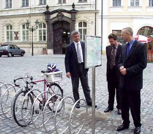 FOTO - U stojanu je tabulka s mapkou s vyznačenými cyklistickými trasami a místy, kde budou další stojany