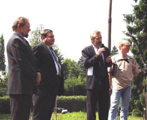 FOTO - Dnes byla v Jedličkově ústavu velká slavnost, které se zúčastnil i náměstek primátora Otto Kechner (uprostřed), vpravo ředitel JÚŠ Jan Pičman, vlevo předseda Nadac