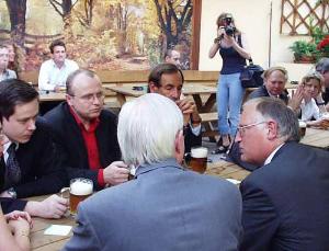 Foto - &#34;Pivo mám rád, ale dnes jsem měl k napití zvlášt pádný důvod,&#34; prohlásil Günter Verheugen