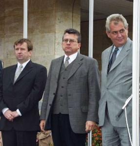 Na improvizovaném pódiu u obchodního střediska Ládví (zleva): Generální ředitel DP Milan Houfek, primátor Jan Kasl a premiér Miloš Zeman
