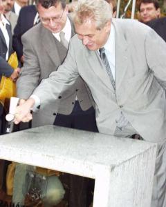 Primátor Jan Kasl a premiér Miloš Zeman společně poklepávají na základní kámen stavby