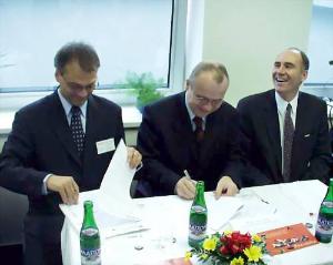 FOTO - Primátor Igor Němec podepisuje darovací smlouvu, vlevo ředitel fy Bobcat Petr Hejduk, vpravo zástupce ambasády USA Kenneth Hillas