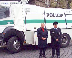 FOTO - Primátor Igor Němec předal dnes dopoledne novou techniku řediteli pražských policistů Radislavu Charvátovi