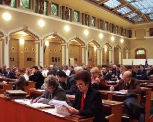 FOTO - Pohled do velké zasedací síně Nové radnice, kde se dnes sešli zástupci městských částí, aby jednali o rozpočtu