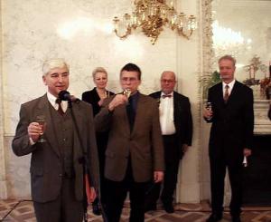 F 1 - Šéf Archivu hl. m. Prahy Václav Ledvinka si rád připil s primátorem Janem Kaslem a s rakouskými přáteli na dobrý výsledek dlouhodobého úsilí i další spolupráci.