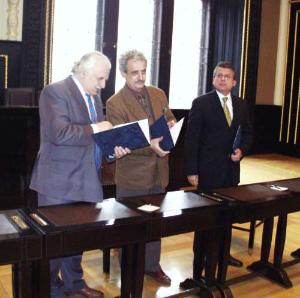 foto - Milan Knížák, Pavel Dostál a Jan Kasl (zleva) svými podpisy právě potvrdili její platnost